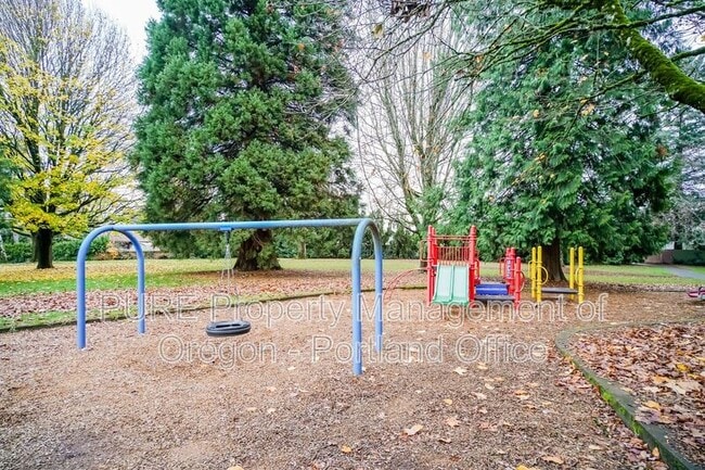 Building Photo - 14128 NE Sandy Blvd