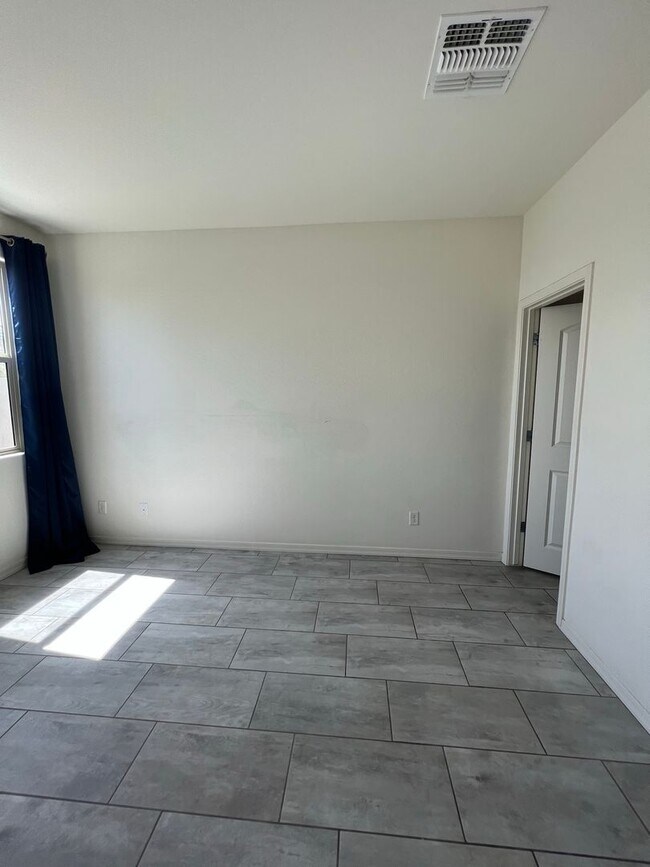 Building Photo - 5407 S 18th Pl