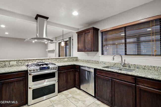 Building Photo - 832 Tepic Dr