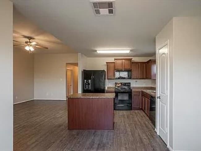 Building Photo - 976 Lake View Cir W