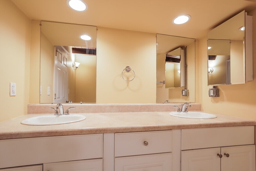 Building Photo - 1887 Sunset Pl