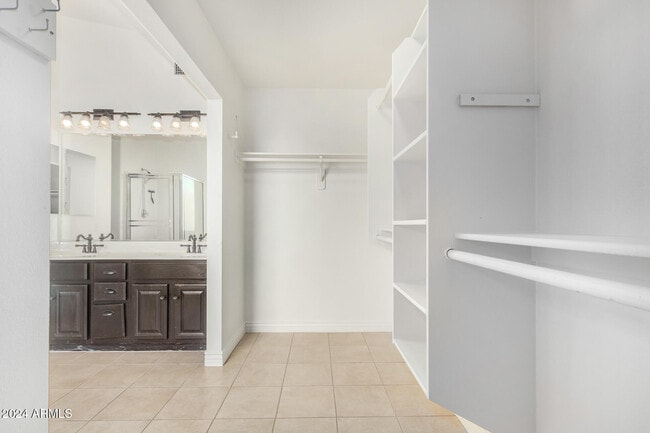 Building Photo - 8338 W Paradise Dr