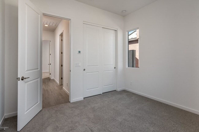 Building Photo - 927 E Paseo Way
