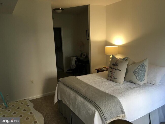 Building Photo - 851 N Glebe Rd