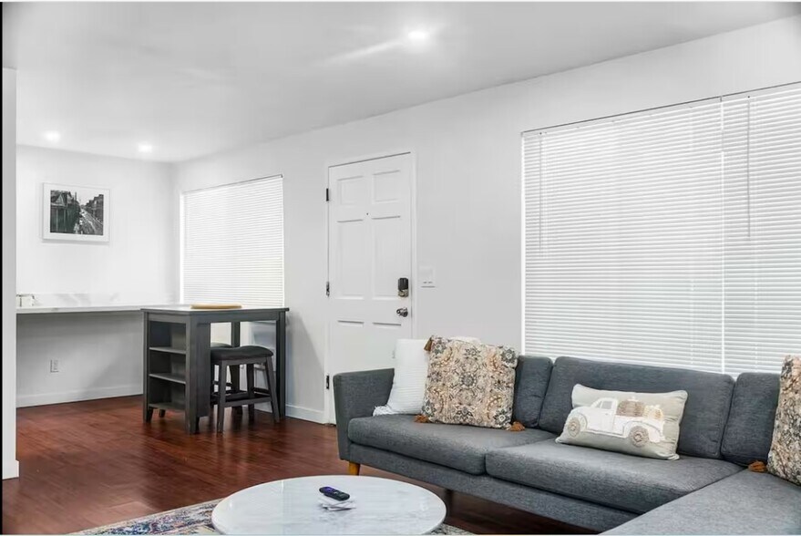 Building Photo - 1803 15th Ave S