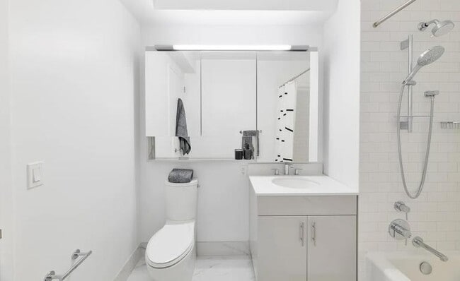Building Photo - 3 bedroom in LONG ISLAND CITY NY 11109