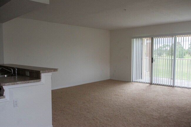 Building Photo - Second Floor Apartment with Balcony View! ...