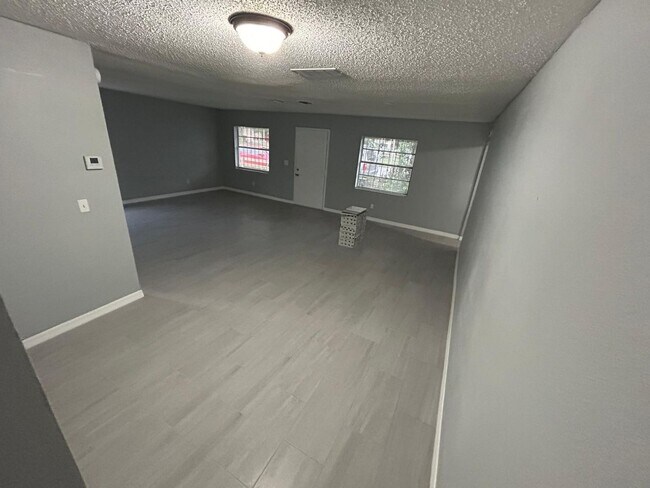 Building Photo - Spacious 5 Bedroom Home forRent in Tampa