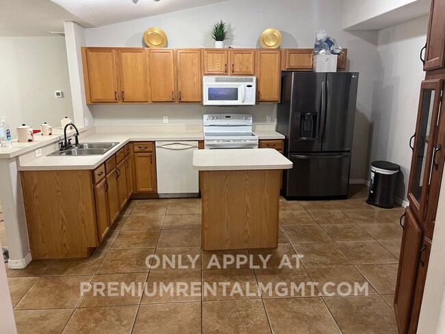 Building Photo - 528 Anise Ct