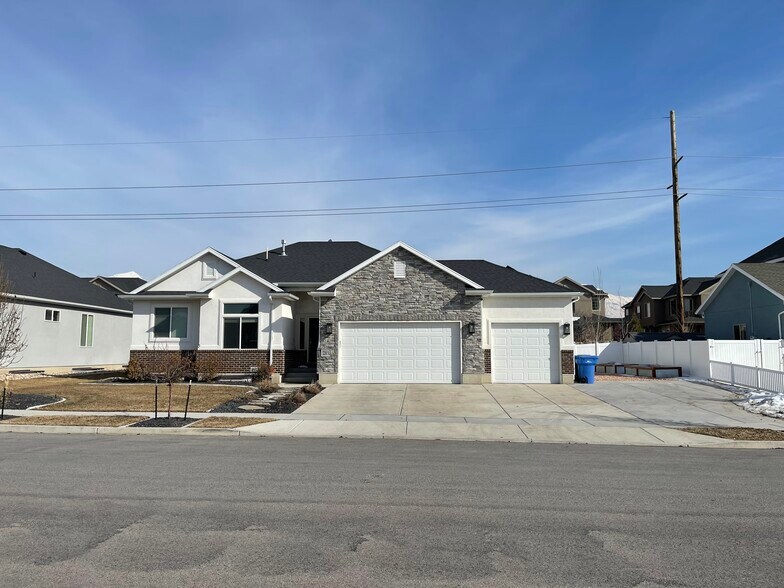 Building Photo - 3288 N 200 W