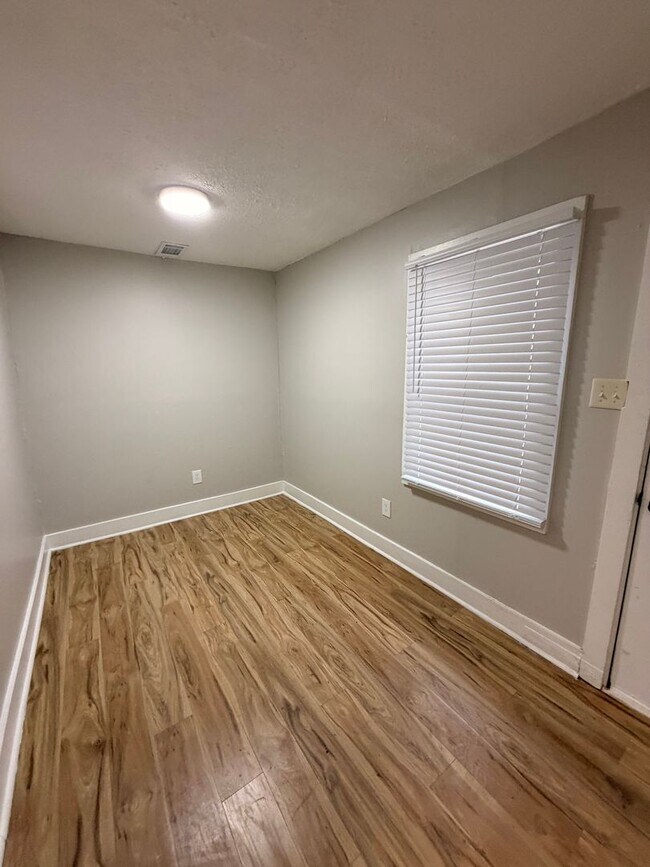 Building Photo - Gorgeous Updated 3 bedroom house!