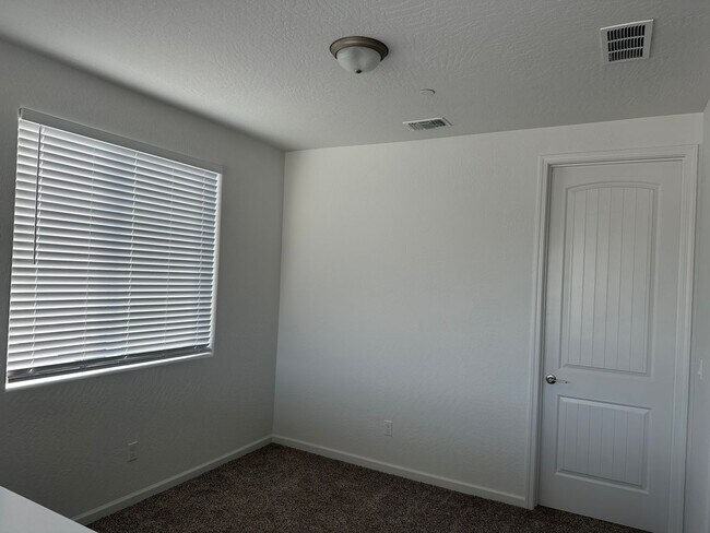 Building Photo - 3009 N Creekside St