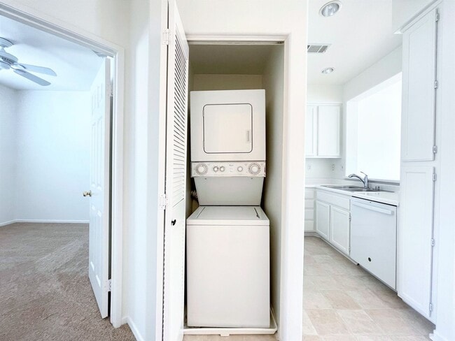 Building Photo - Beautiful Townhome in Rancho Carrillo!