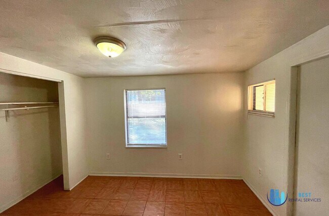Building Photo - 3-bedroom, 1-bathroom house located in the...