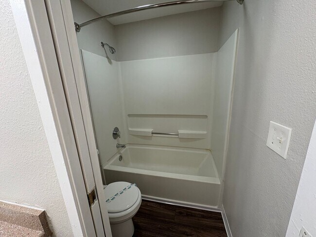 Building Photo - Spacious Two Bedroom One Bath Available Wi...