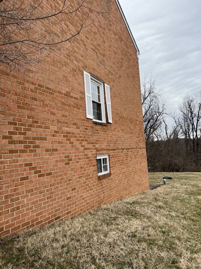 Building Photo - Spacious 3 Bdrm/2.5 Bath End Unit Townhome with Community Pool!!!