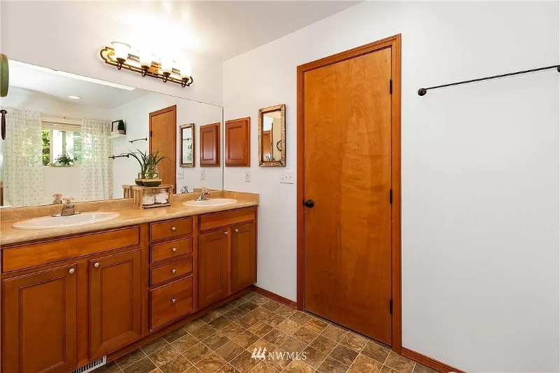 Building Photo - 1309 Koda Cir SE