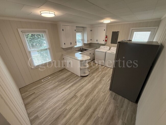 Building Photo - 1923 Dacian St