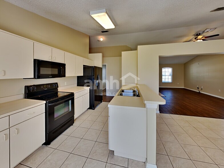 Building Photo - 5611 Brookdale Way