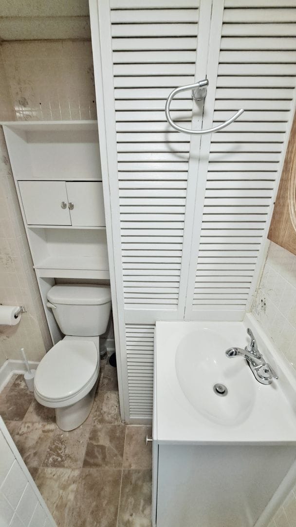 Building Photo - 104 W King St