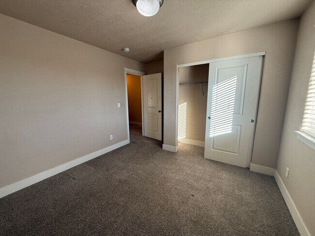 Building Photo - 4 Bed/2.5 Bath Single Family Home in SE Bend