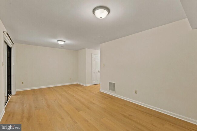 Building Photo - 7937 Valleyfield Dr