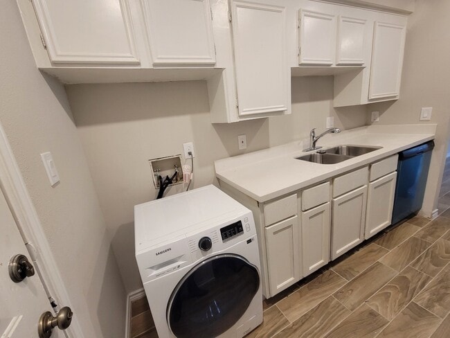 Building Photo - 7886 Locksley Rd