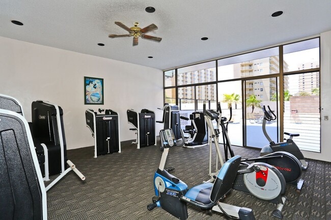 Building Photo - Royal Kuhio 1b1b1parking Fully Furnished i...