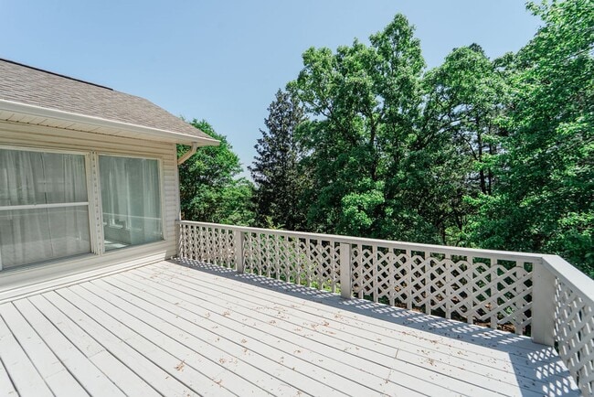 Building Photo - 4 bed, 3 bath, home with privet sunroom off master.