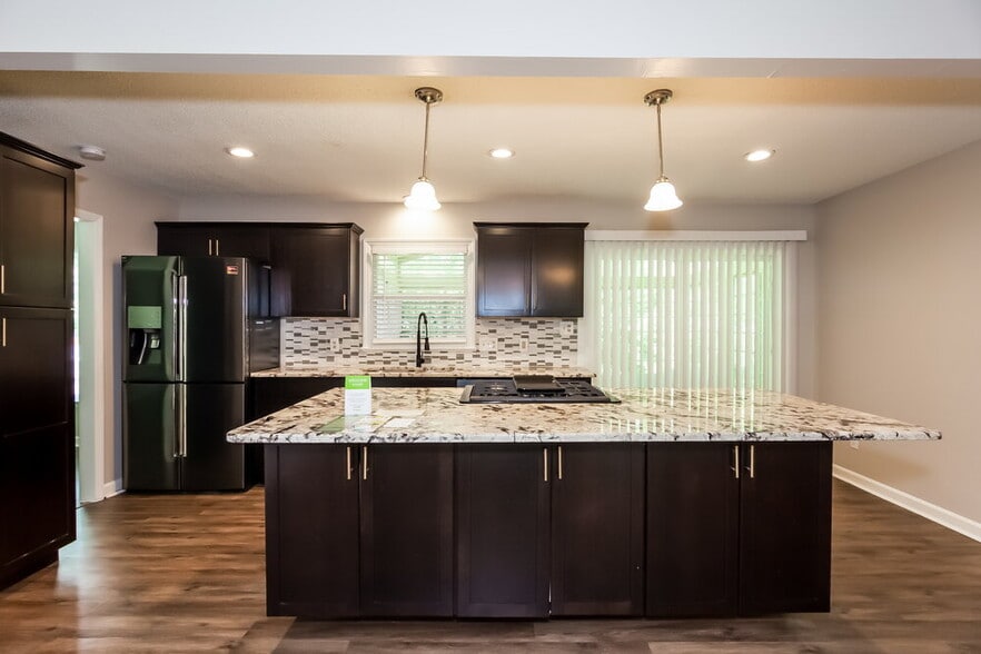 Building Photo - 6335 Teaneck Pl