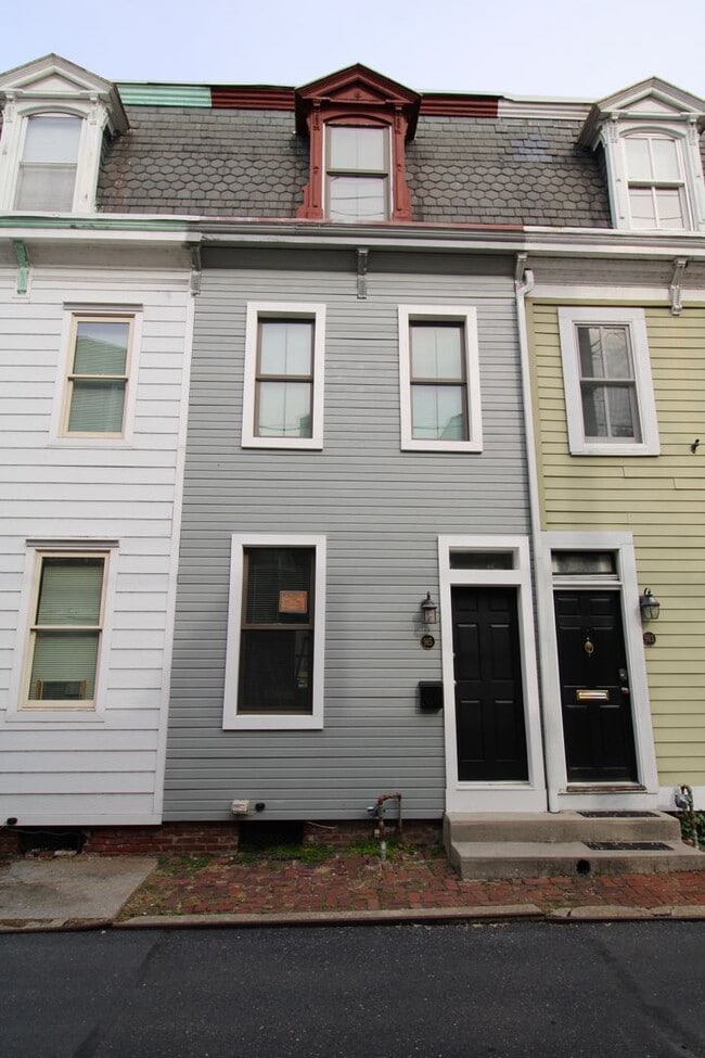 Building Photo - Spacious Single-Family Home on Penn St
