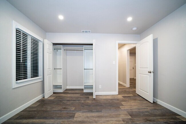 Building Photo - Adorable Duplex Unit with Attached Garage