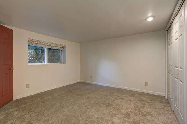 Building Photo - 529 Maple St