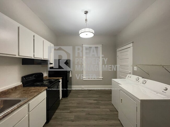 Building Photo - Recently Updated One Bedroom Duplex in Gre...