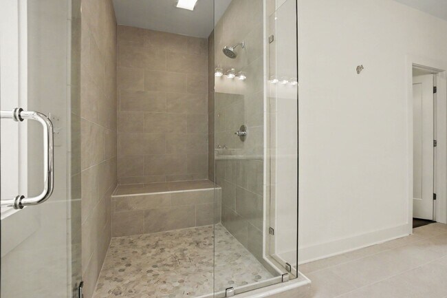 Building Photo - Newly Renovated Condominium
