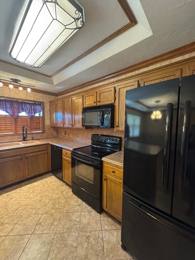 Building Photo - Adorable 4bedrooms 2bathrooms 2car garage CH/A