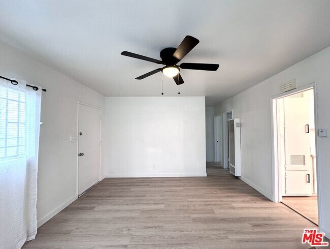 Building Photo - 1540 W 60th St