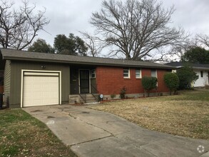 Building Photo - Cute 2/1 with large patio