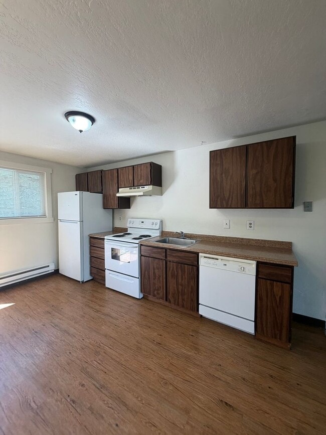 Building Photo - 2-bedroom Apartment