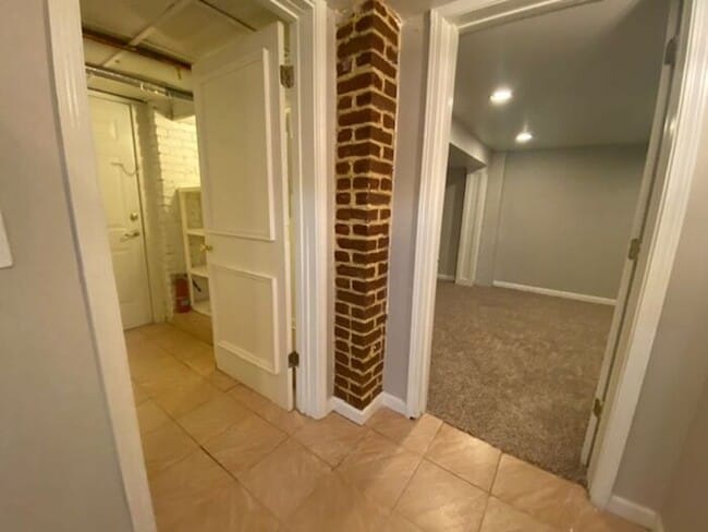Building Photo - Charming 2-Bedroom Apartment in the Heart ...