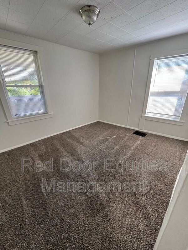 Building Photo - 403 1/2 W Wheeling St