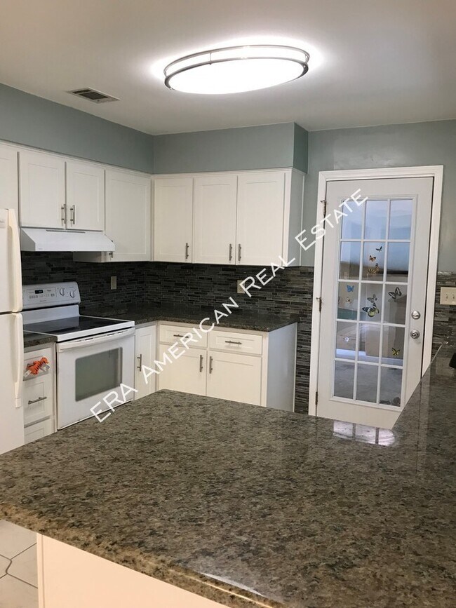 Building Photo - 912 Spruce Ct