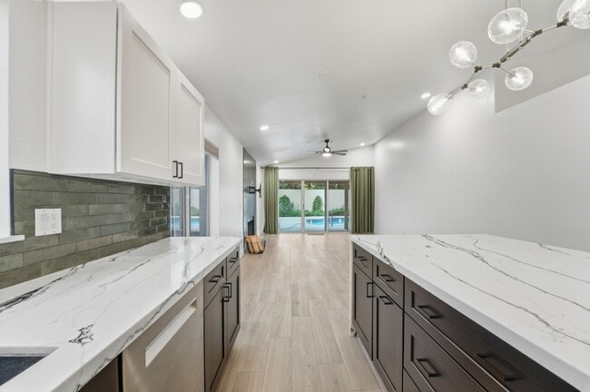 Building Photo - Modern & Spacious 3 Bed 2 Bath Home in Nor...