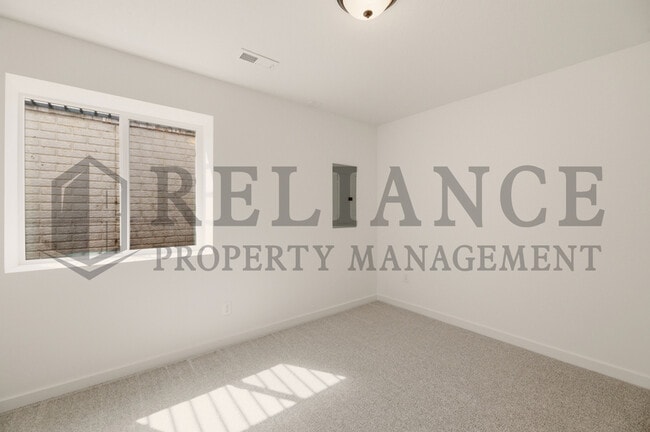 Building Photo - 5247 N Pinecrest Ct