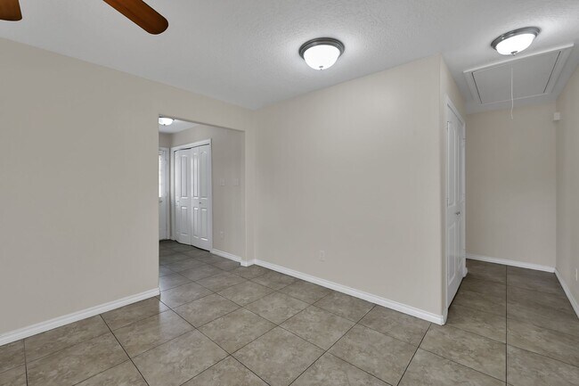 Building Photo - 170 S Bend Ct