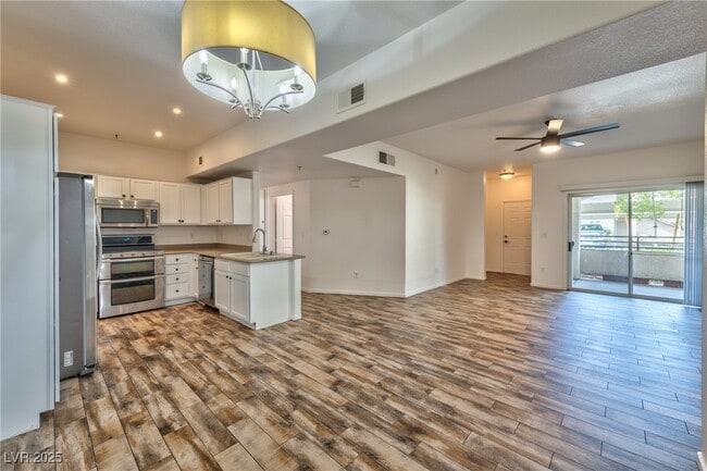 Building Photo - 2291 W Horizon Ridge Pkwy