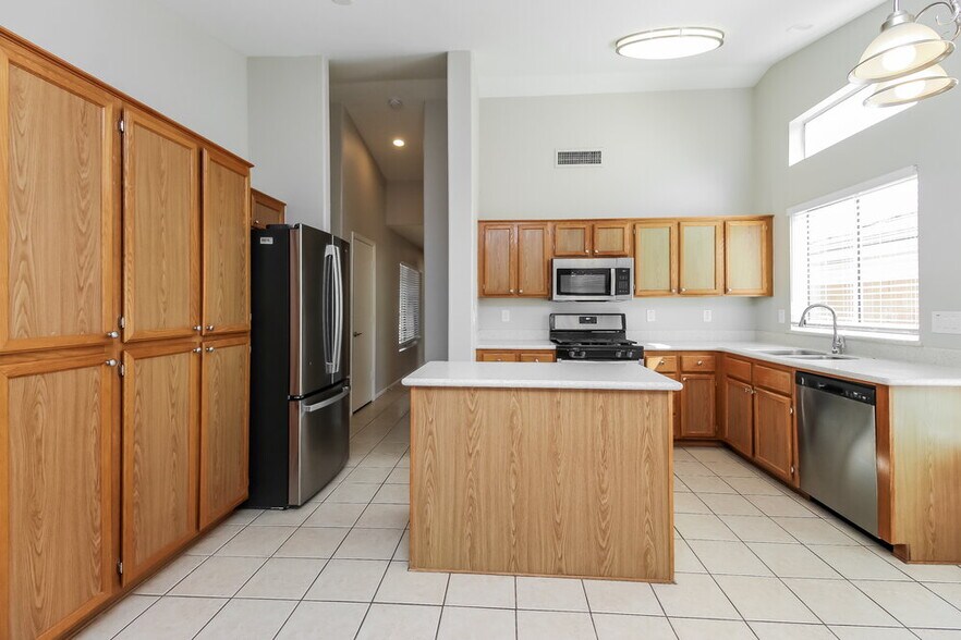 Building Photo - 3329 E Wahalla Ln