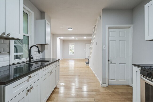 Building Photo - 3 Bedroom 1 Bathroom House for Rent