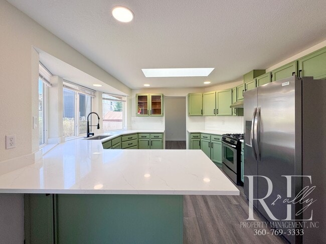 Building Photo - Newly Renovated Charmer in the Heart of Ma...