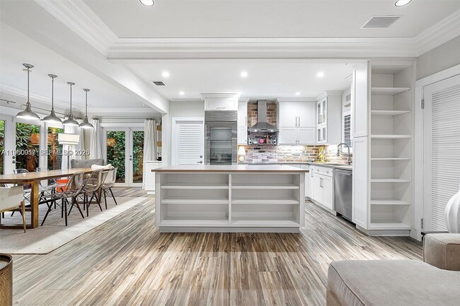 Building Photo - 700 Vilabella Ave